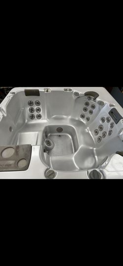 Refurbished 6 Person Island Spa