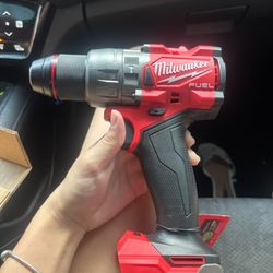 Vendo Milwaukee M18 FUEL completamente nuevo, nunca usado. Incluye batería y está en excelentes condiciones, listo para trabajar.