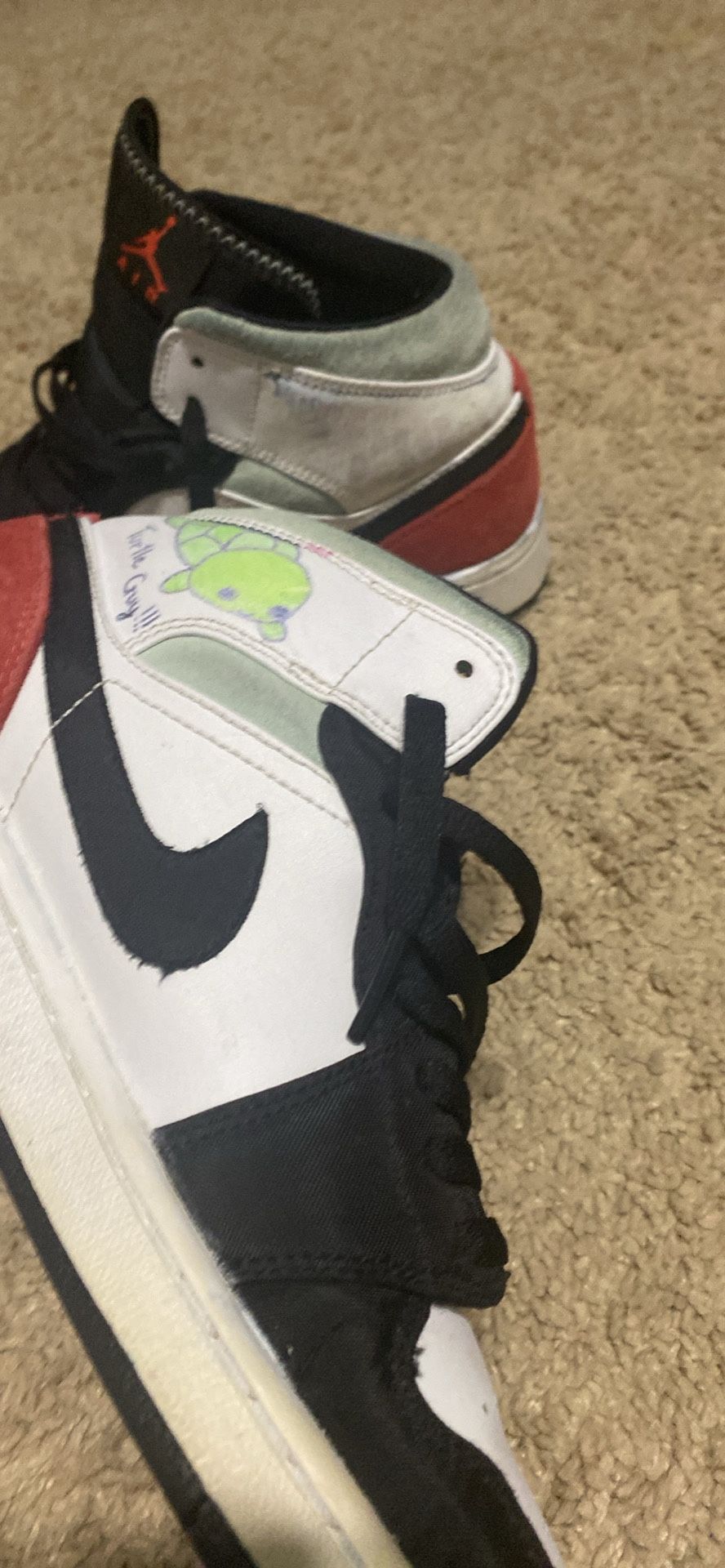 Jordan 1 Mid “red Black Toes”