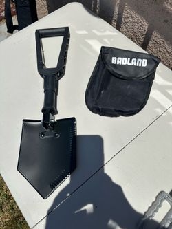 Shovel foldable with bag
