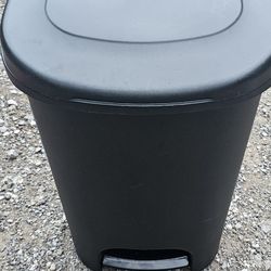 Step-On Plastic Trash Can 13g 