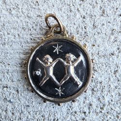 Vintage sterling silver Gemini pendant featuring twin figures and star details. Stamped “925” on the back. 	•	Weight: 2.91 grams 	•	Diameter: approx. 