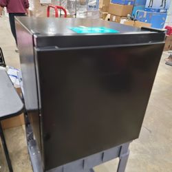 Hisense mini fridge
18x18x19"

$73 FIRM