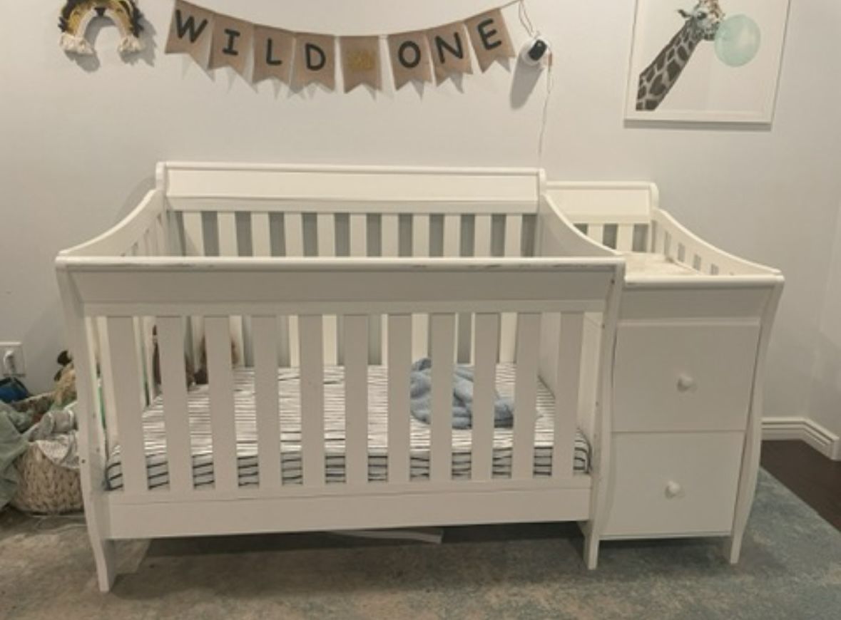 Baby Crib - White - 4-in-1 with changing table