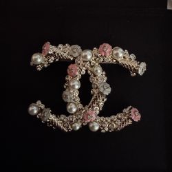 Authentic CHANEL Cruise 2025/26 CC Brooch – Full Set + Original Receipt – $875 Retail