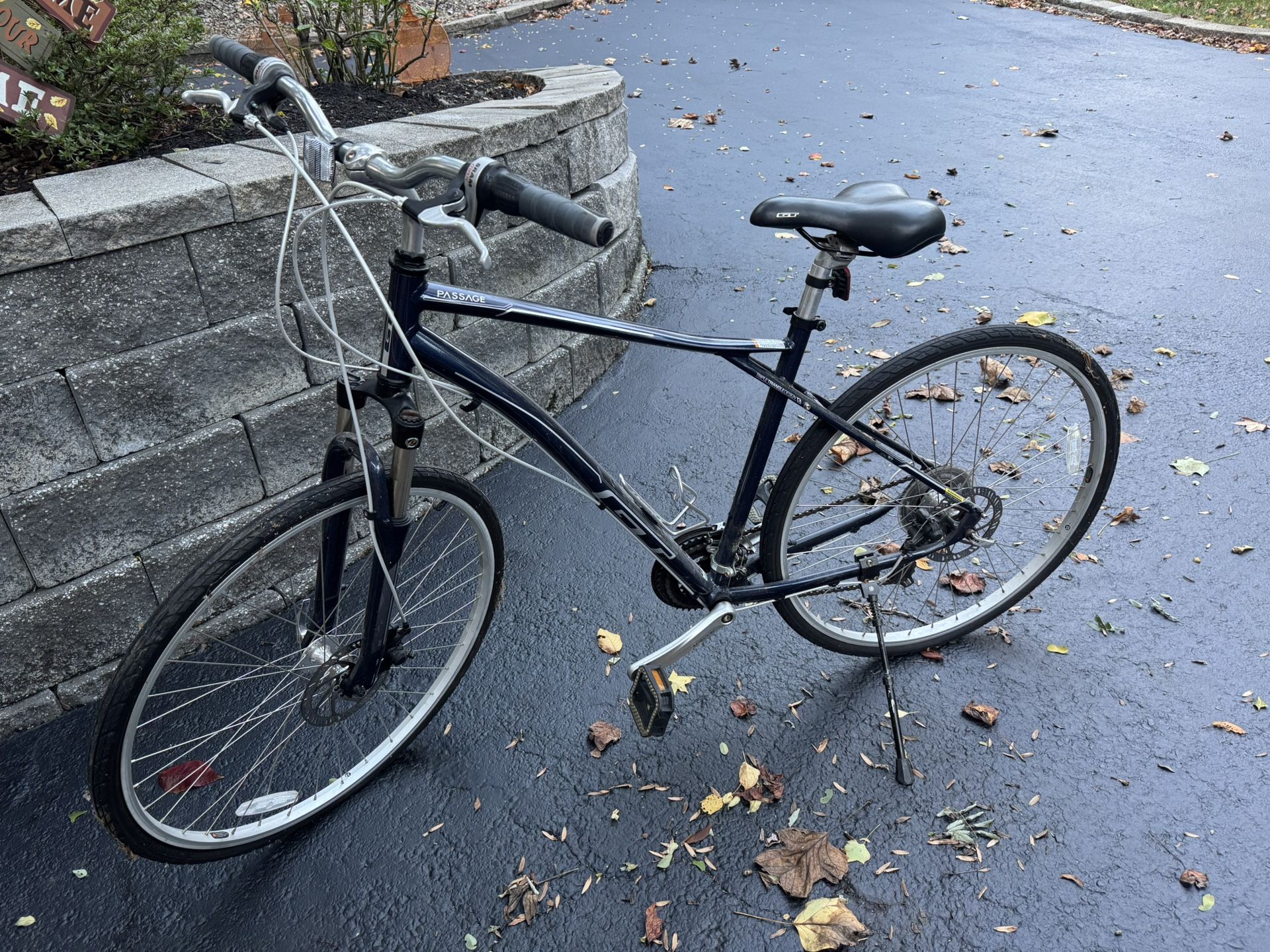 Men’s Hybrid Bike - GT Passage