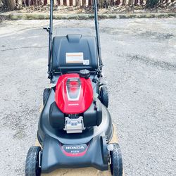 Honda new 21” lawnmower HRN216 never used with smart drive