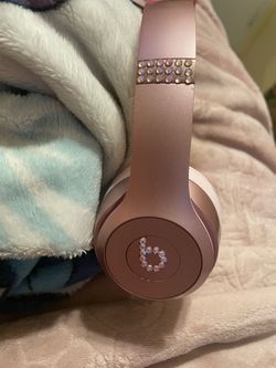 Metallic pink Beats Solo 4