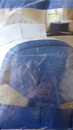 Quilt Full/Queen size medium Blue in color