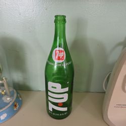 Vintage 7 UP 28 oz Green Glass Soda Pop Bottle Big "7 UP" with Red Dot After 7