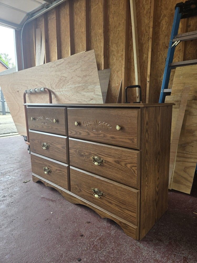 Vintage 6-Drawer Wood Dresser – Classic Oak Finish