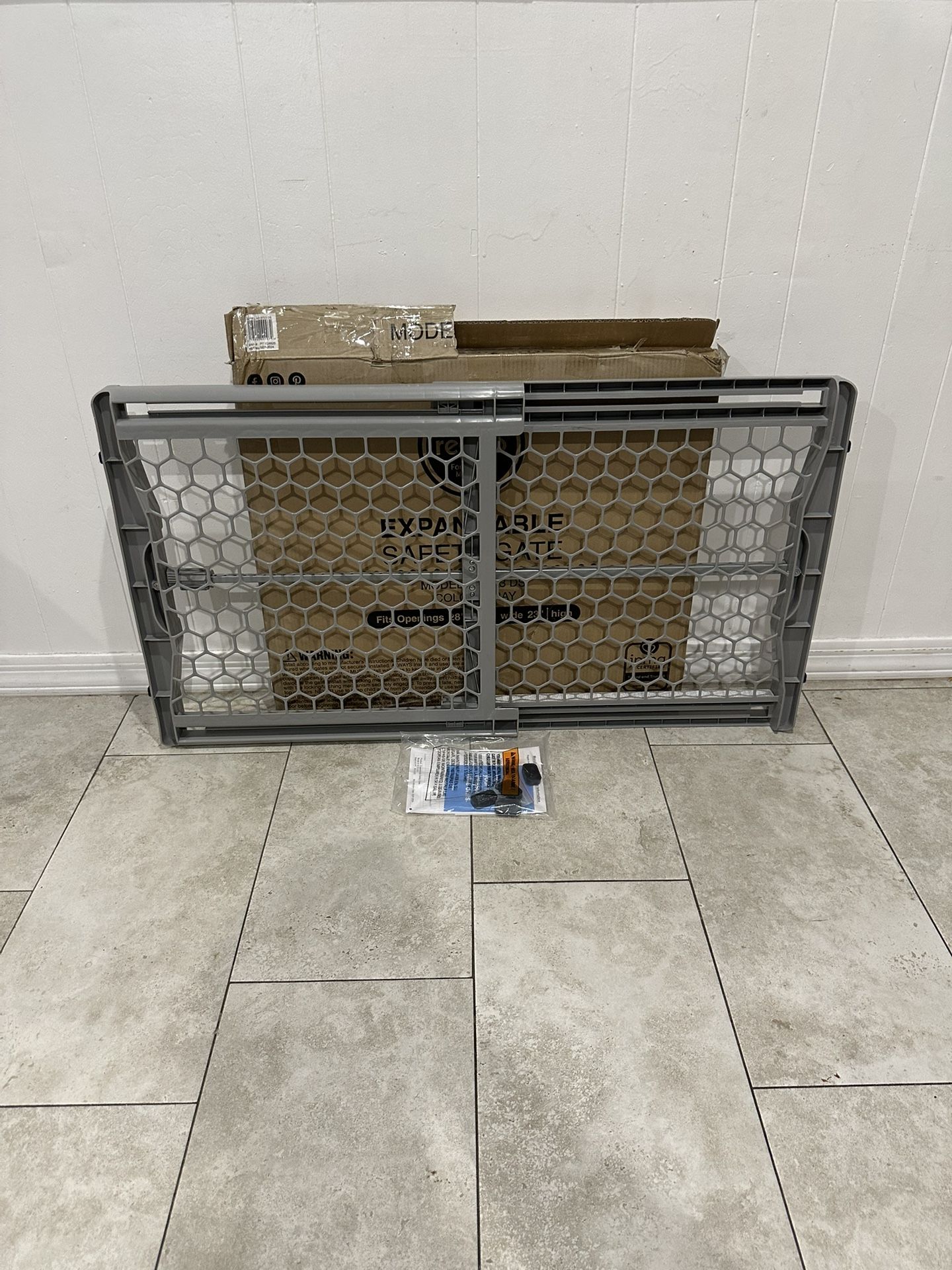 Pet Gate / Baby Gate - Fits Openings 28” - 42”