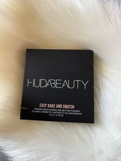 Huda Beauty Easy Bake And Snatch Setting Powder