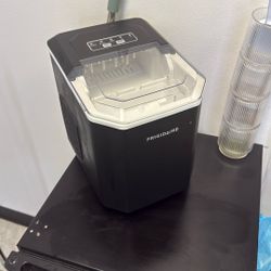 Bullet ice maker