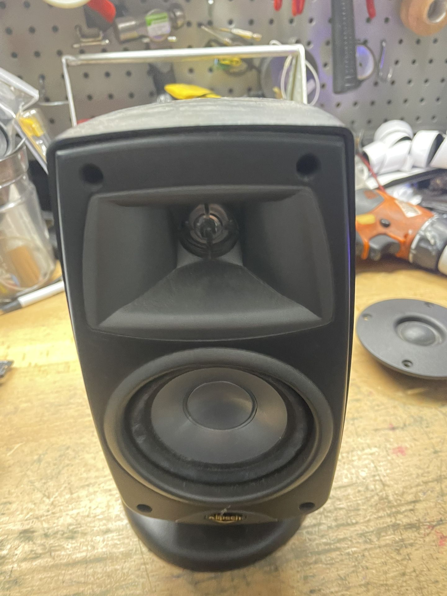 N1. Klipsc hi fi audio speaker With bracket