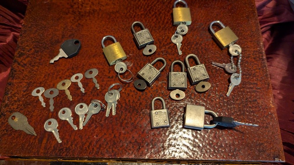 Lot Of Vintage Lockets With key And loose Keys Bundle