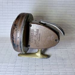F132- Vintage Stream & Lake 88A Spincast Fishing Reel USA Brown/Gold