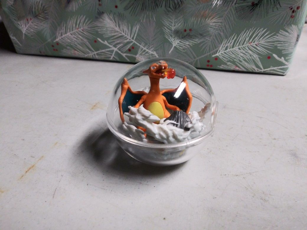 Pokemon Terrarium Charizard Figure