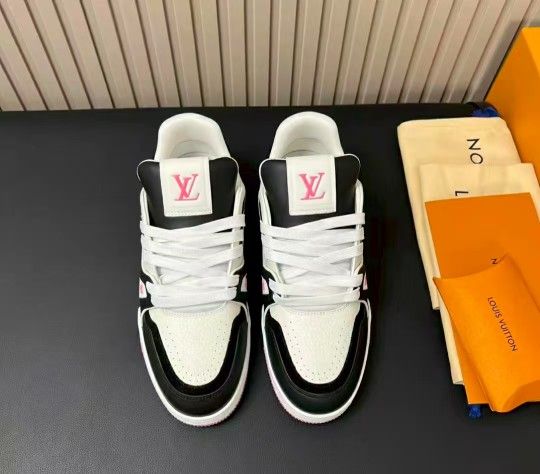Louis Vuitton trainer in black and pink

