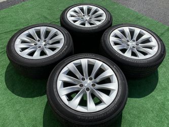 Tesla wheels and tires Model X