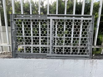 Expandable plastic pet gate