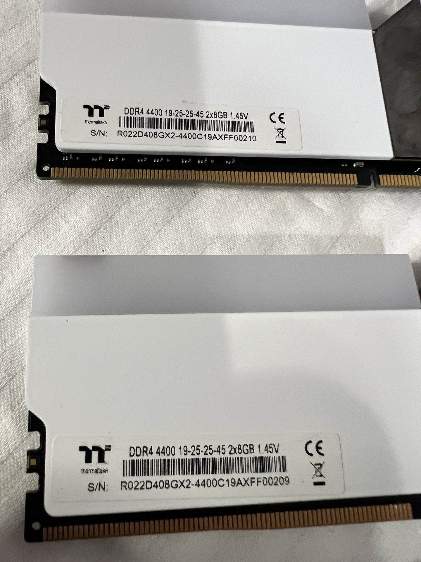 32GB (4x8GB) Thermaltake TOUGHRAM RGB DDR4 4400MHz