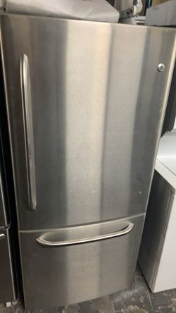 Nevera de 30”. GE freezer abajo