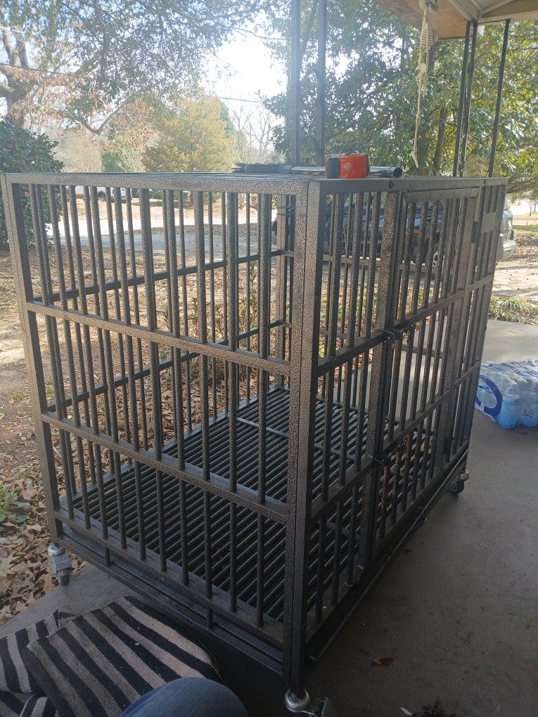 42' X 31' X 42' Mobile Metel Dog Crate.
