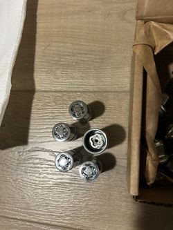 (16) Lug Nuts With (4) Wheel Locks For 2018+ Mustang