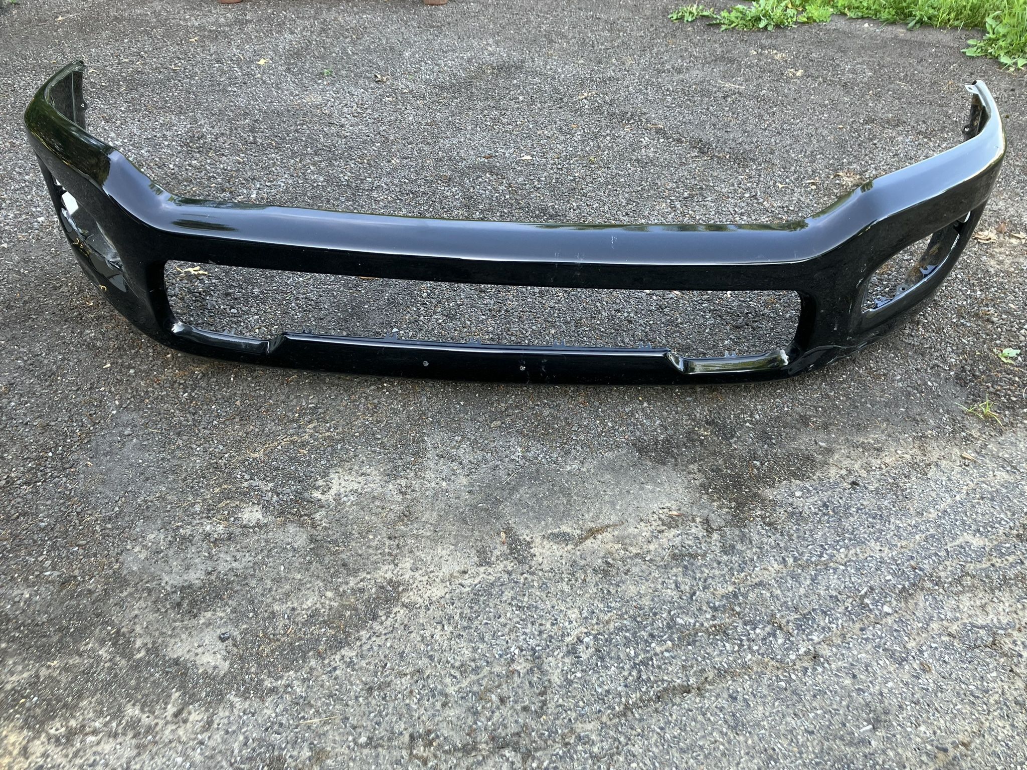 Dodge Ram 1500 Black front bumper yr. 2014-18 has some scratches & Dent