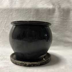 Black Medium 7 inch ceramic planter pot with drainage saucer