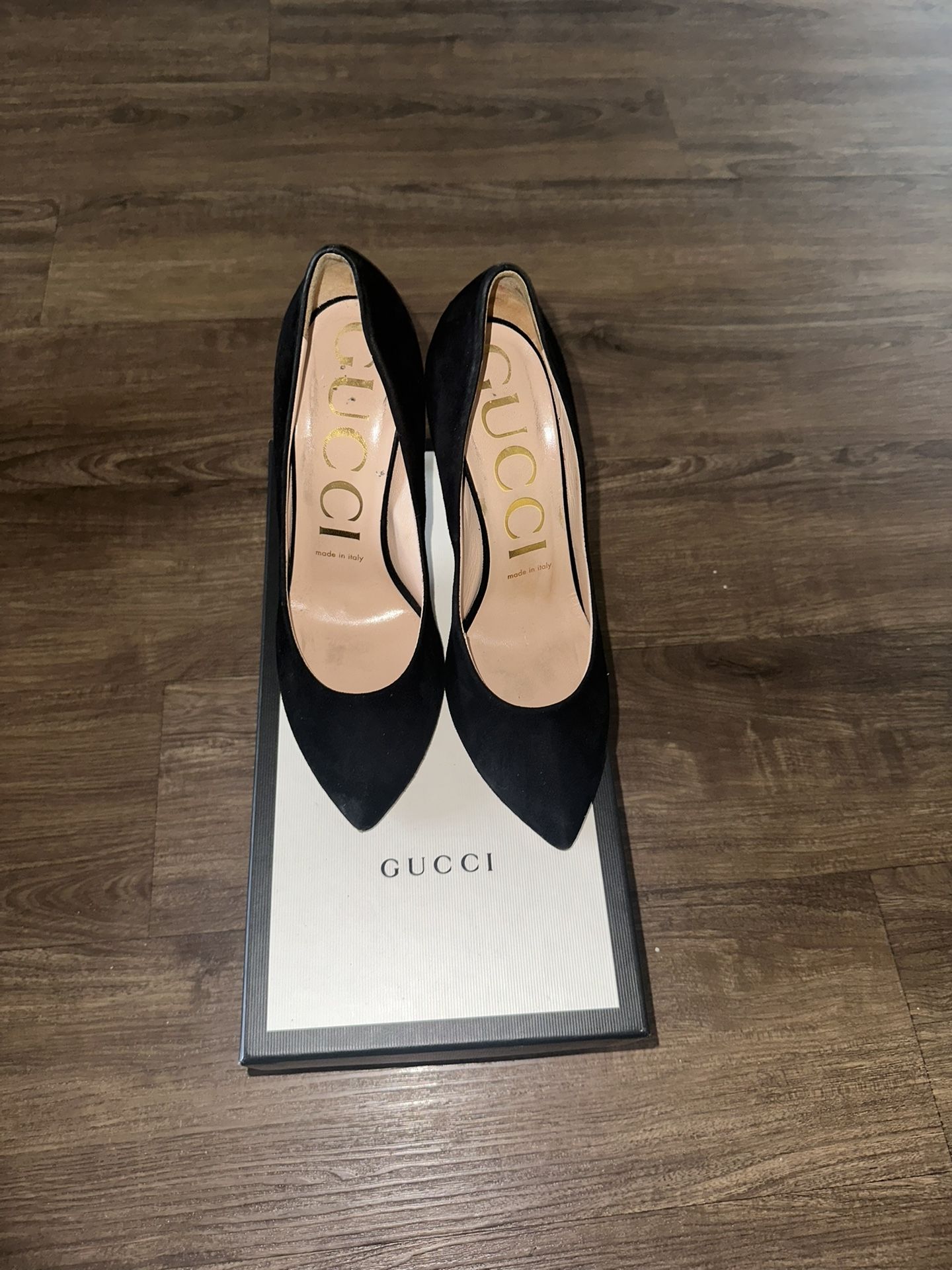 Gucci Black Heels Gold Gucci Print