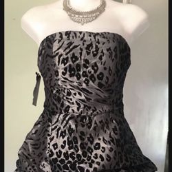 NEW Gorgeous Sz 3 Strapless Mini Dress. SALE Only. $25. 🍀