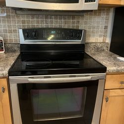 Whirlpool 4-Burner Electric Stove With Warming Zone
