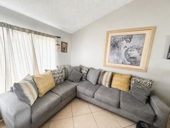Sofa con sus cojines