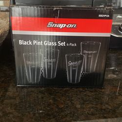 Black Pint Snap On Glass Set