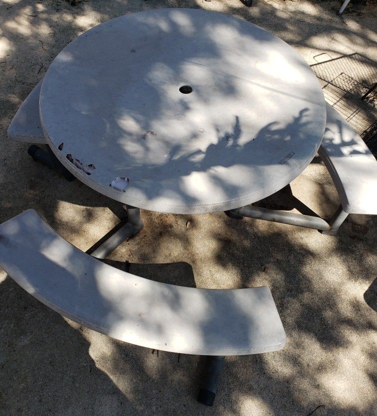 Lifetime Round Picnic Table for Sale in San Antonio, TX OfferUp