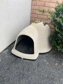Free Petmate Plastic Dog House