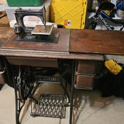 Vintage Singer Sewing Machine – Model 24-70 in Treadle Cabinet (1930s)