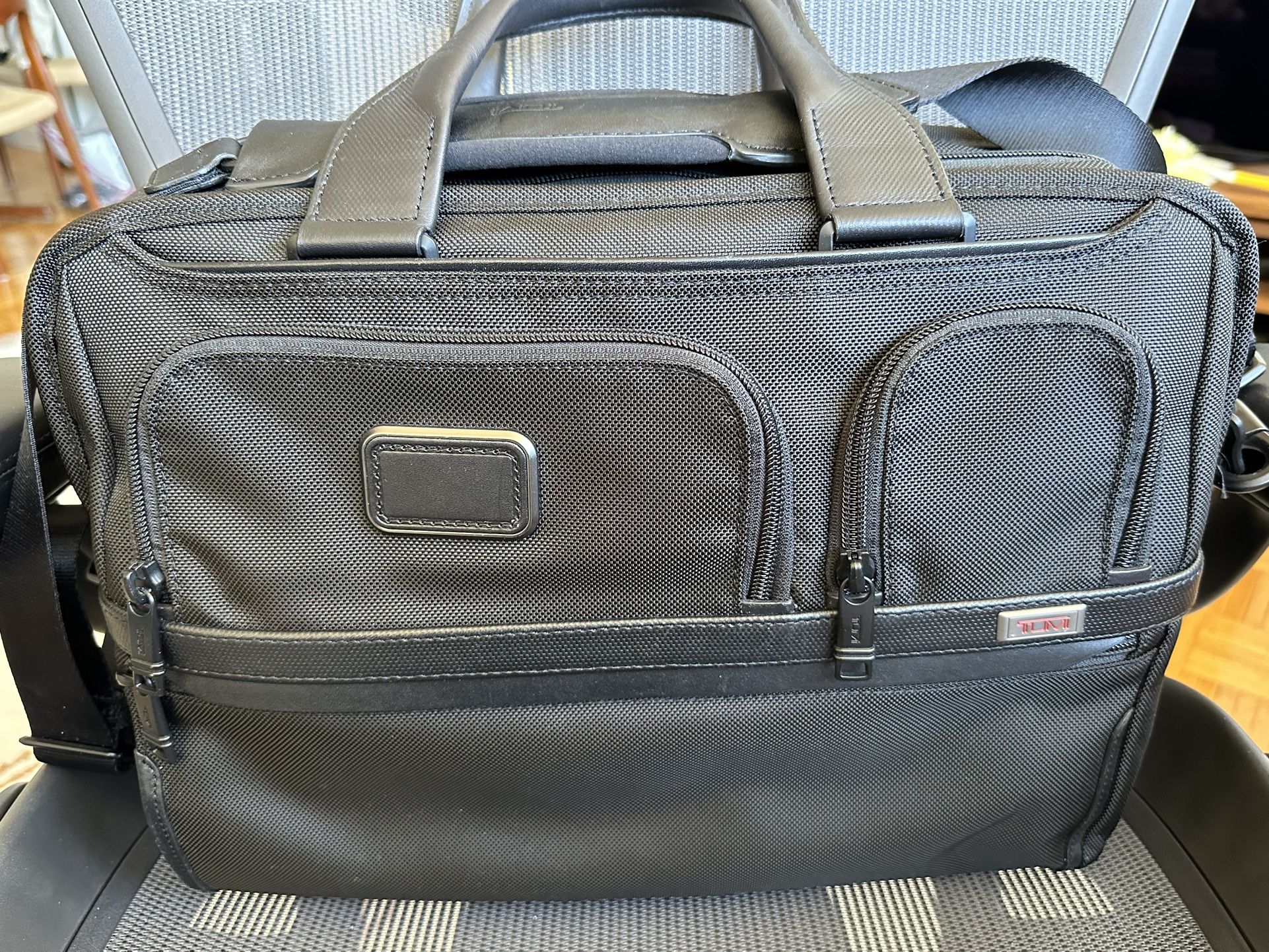Like New Tumi Alpha Expandable Organizer Laptop Briefcase