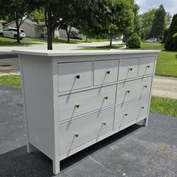 BEAUTOFUL WHITE DRESSER WITH 8 SMOOTH OPENING DRAWERS 