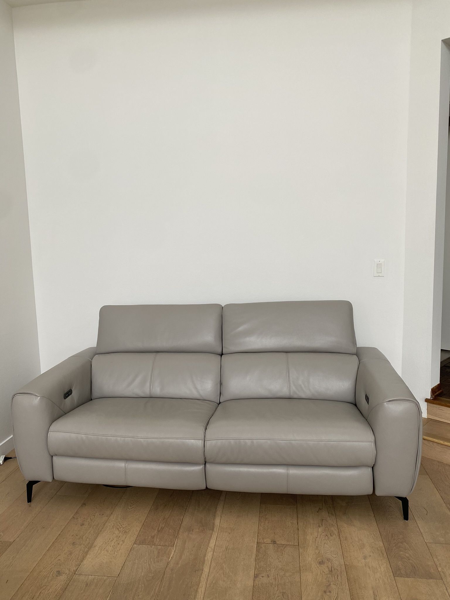 Reclining Leather Loveseat – Excellent Condition