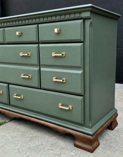 Kincaid Hunter's Run Solid Wood 8-Drawer Dresser | Professionally Refinished