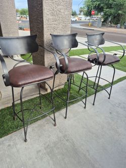 Set of 3 swivel bar Stool// cast iron frame in very good condition