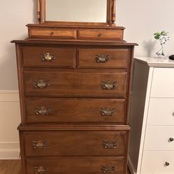 Beautiful Antique Dresser w/Mirror in Great Condition Taylor Jamestown Furniture