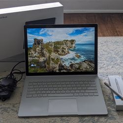 Microsoft Surface Book 2 13.5 i5 @ 2.60 GHz 8GB 256GB and Pen