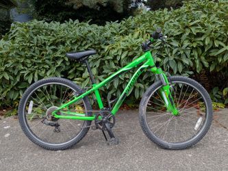 2017 Specialized Hotrock 24" Kids Mountain Bike (7-Speed)