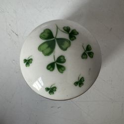 VINTAGE 1980's PORCELAIN SHAMROCK DESIGN KEEPSAKE TRINKET BOX w/LID #02614