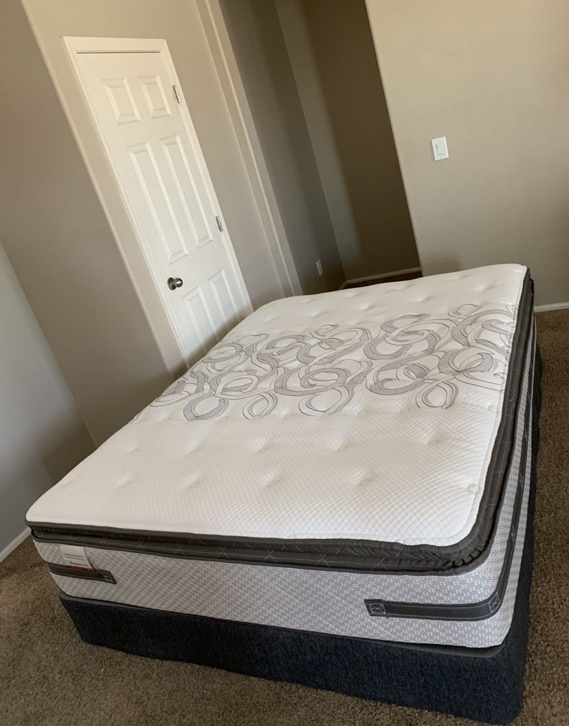 QUEEN MATTRESS PILLOW TOP SEALY AND FREE BOX SPRING for Sale in