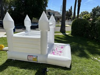 Modern White Bounce House With Ball Pit 